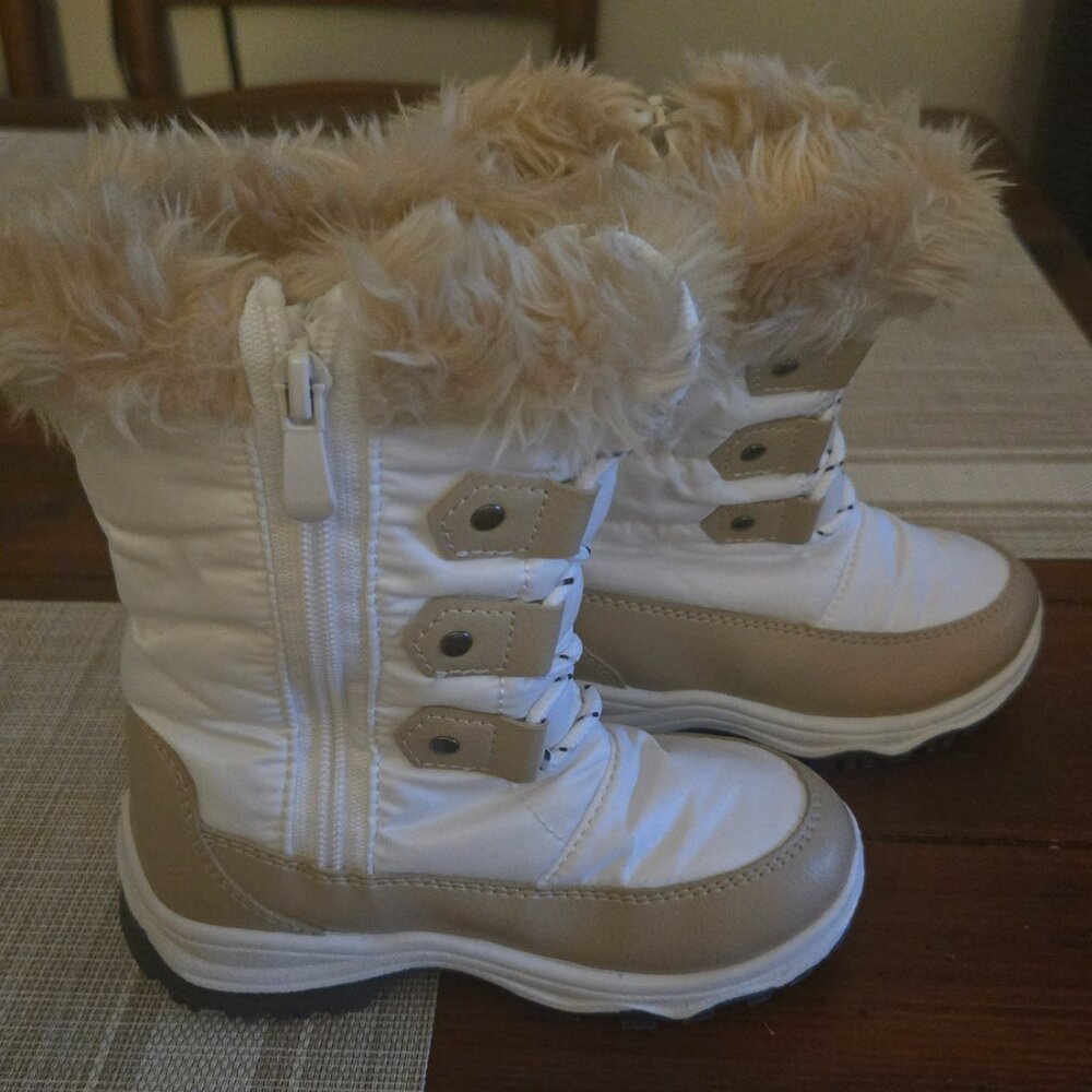 Girls  Snow Boots, Size 11.  Never worm.  Free Shipping!